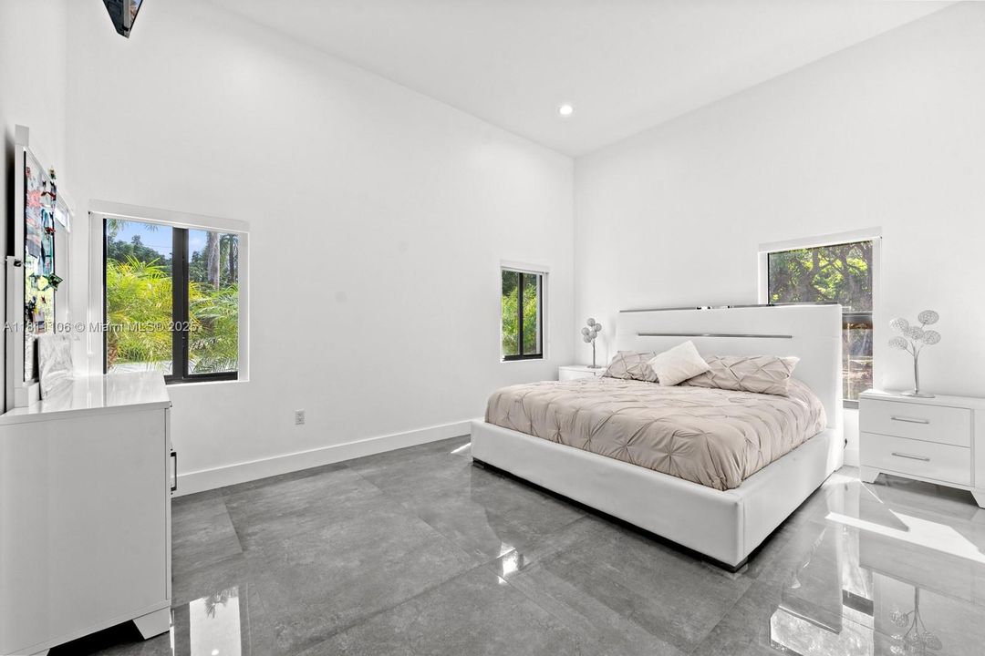 Vendido Recientemente: $2,250,000 (4 camas, 4 baños, 3123 Pies cuadrados)