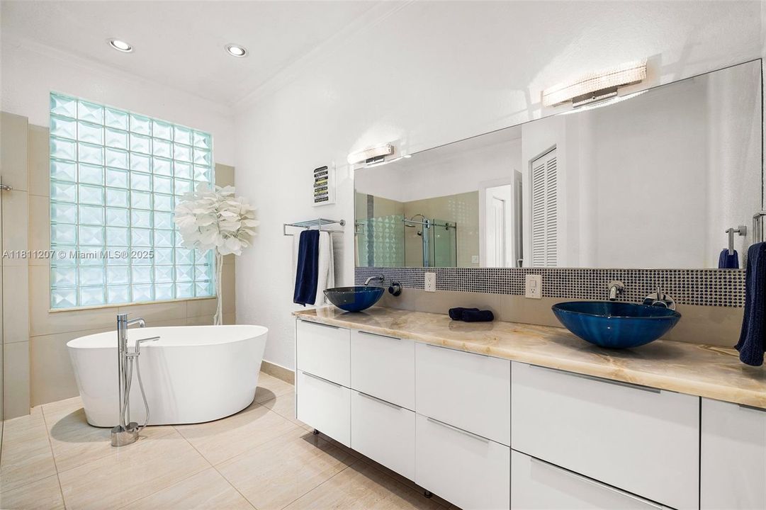 Recently Sold: $2,995,000 (3 beds, 2 baths, 0 Square Feet)