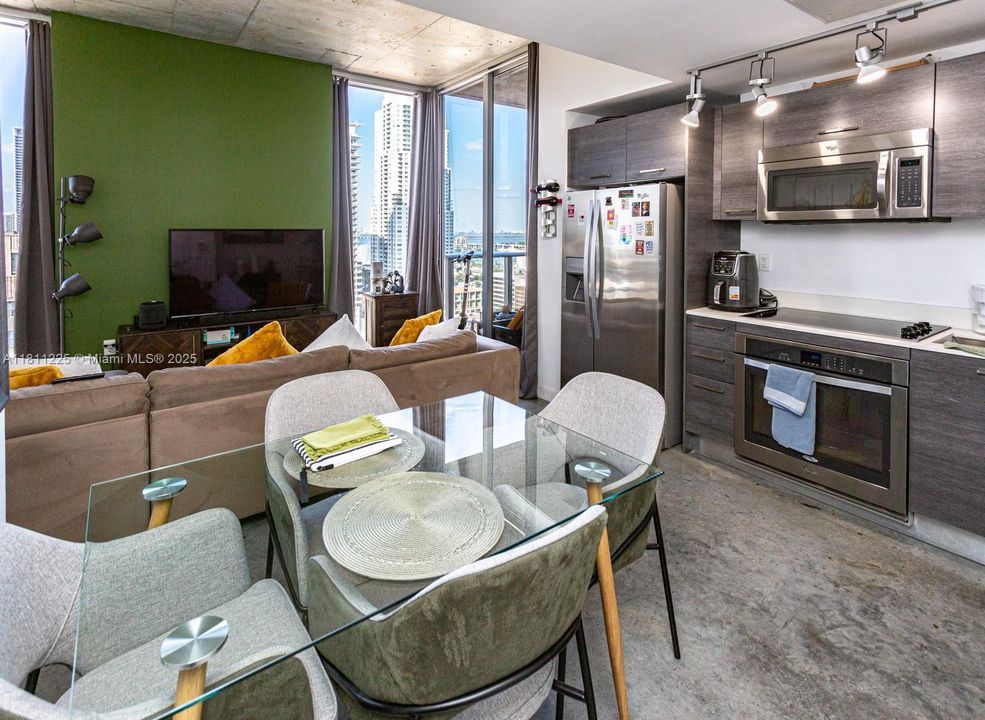 For Sale: $350,000 (1 beds, 1 baths, 446 Square Feet)