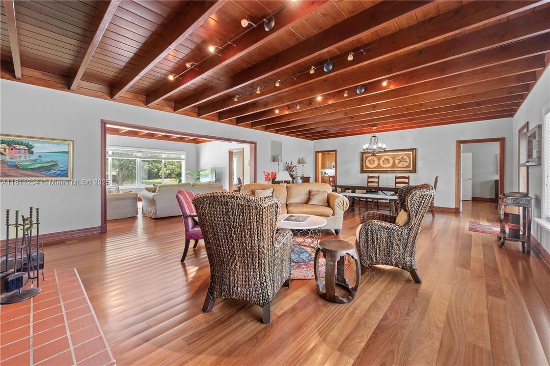 Недавно продано: $1,150,000 (4 спален, 2 ванн, 2535 Квадратных фут)