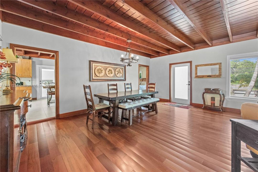 Недавно продано: $1,150,000 (4 спален, 2 ванн, 2535 Квадратных фут)