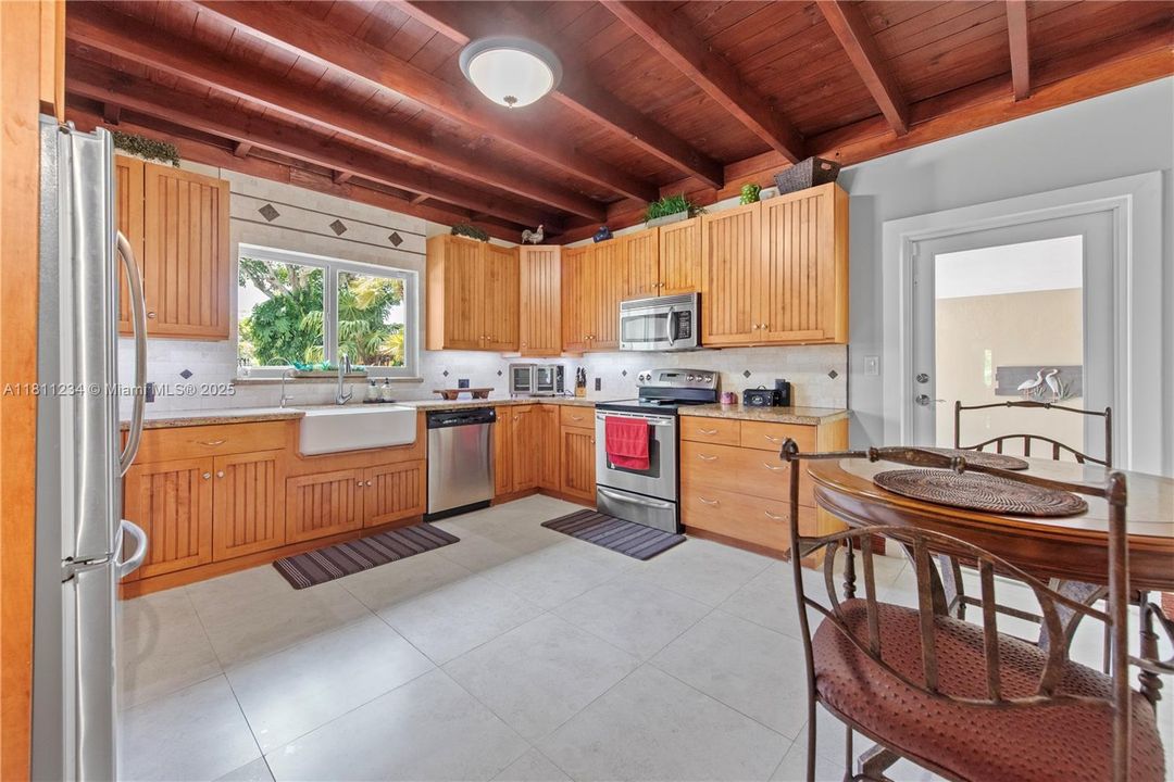 Недавно продано: $1,150,000 (4 спален, 2 ванн, 2535 Квадратных фут)