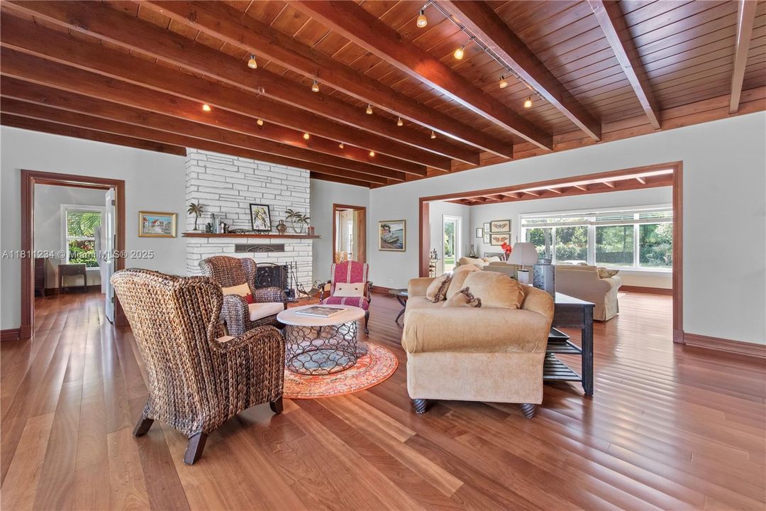 Недавно продано: $1,150,000 (4 спален, 2 ванн, 2535 Квадратных фут)