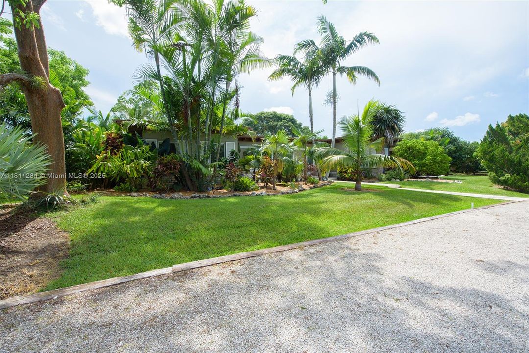 Недавно продано: $1,150,000 (4 спален, 2 ванн, 2535 Квадратных фут)