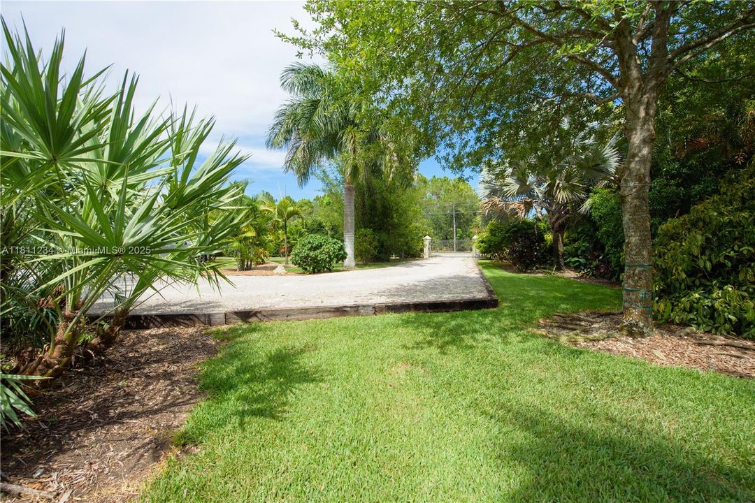 Недавно продано: $1,150,000 (4 спален, 2 ванн, 2535 Квадратных фут)