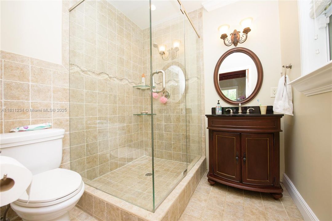 Недавно продано: $1,150,000 (4 спален, 2 ванн, 2535 Квадратных фут)