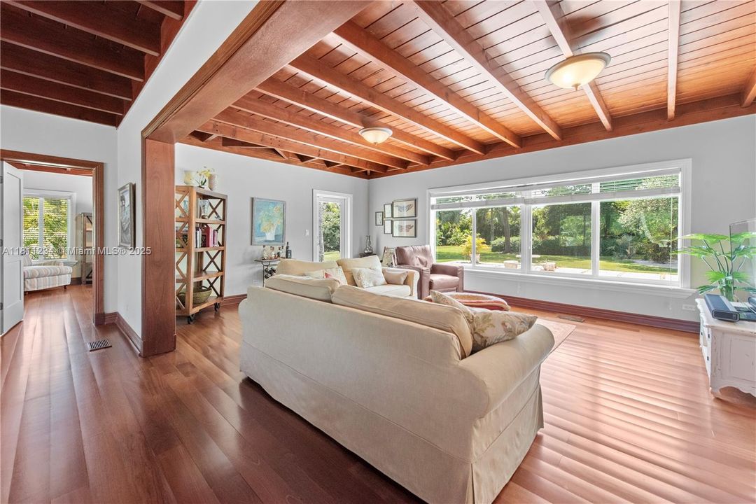 Недавно продано: $1,150,000 (4 спален, 2 ванн, 2535 Квадратных фут)