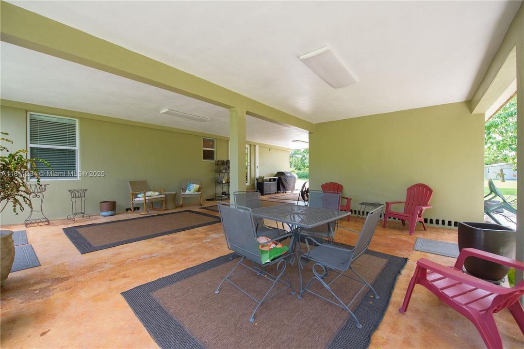 Недавно продано: $1,150,000 (4 спален, 2 ванн, 2535 Квадратных фут)