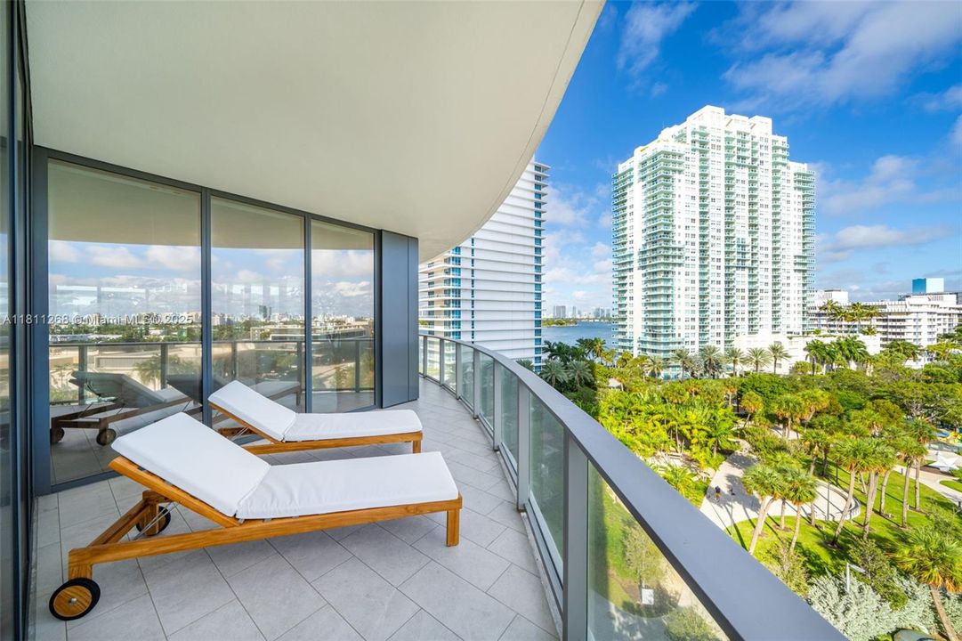 For Sale: $2,850,000 (2 beds, 2 baths, 1380 Square Feet)