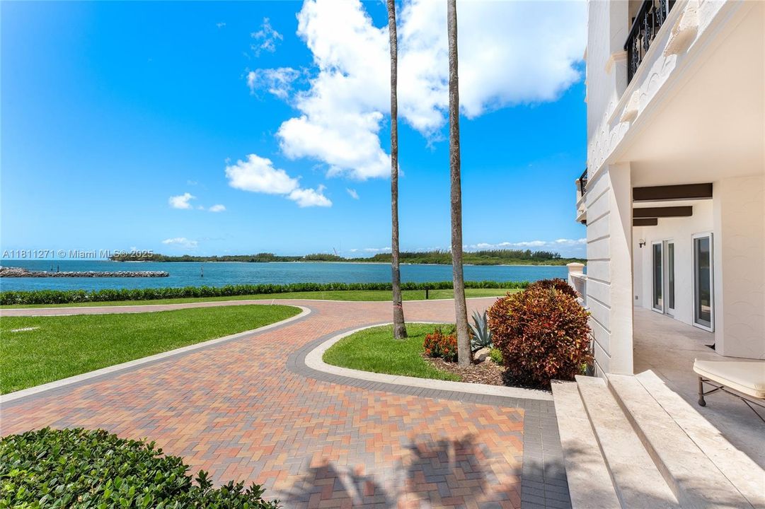 Active With Contract: $5,800,000 (4 beds, 3 baths, 3192 Square Feet)