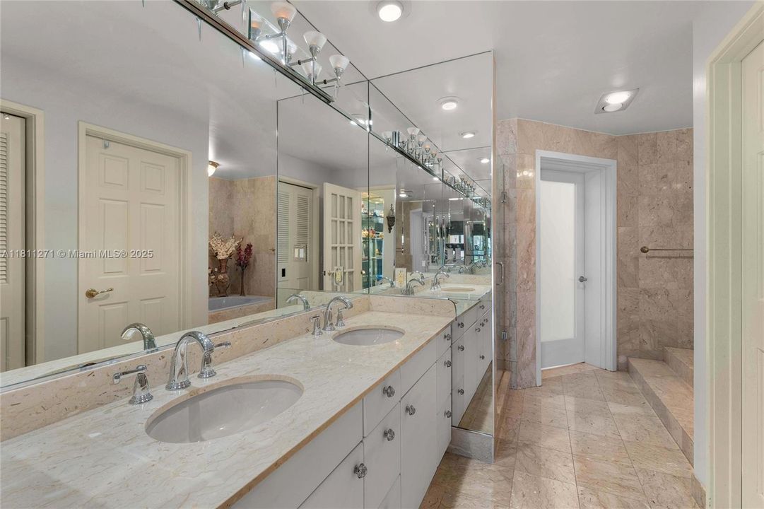 Active With Contract: $5,800,000 (4 beds, 3 baths, 3192 Square Feet)