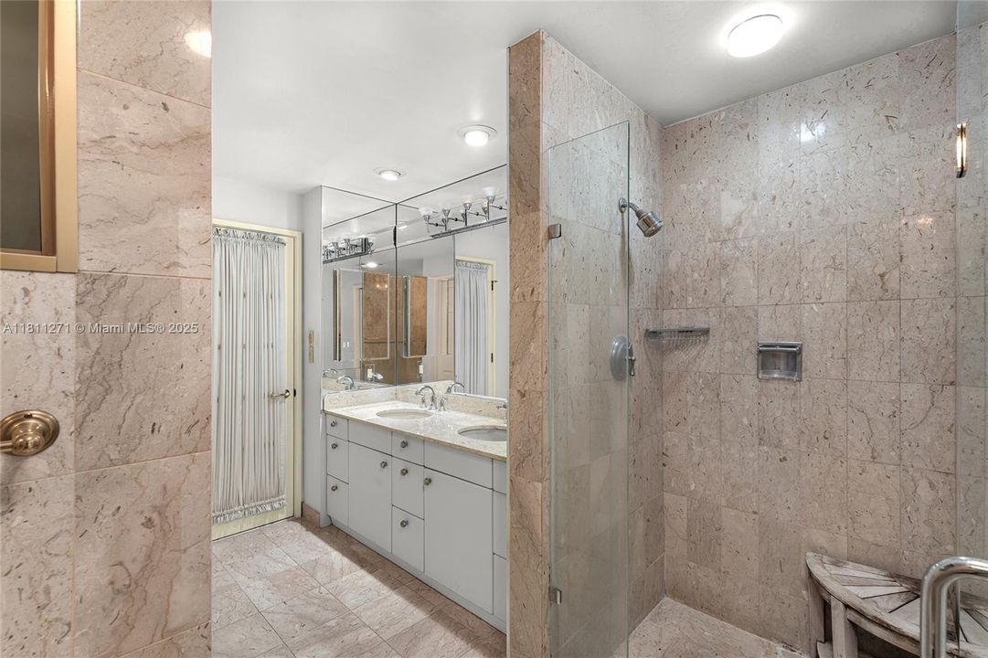 Active With Contract: $5,800,000 (4 beds, 3 baths, 3192 Square Feet)