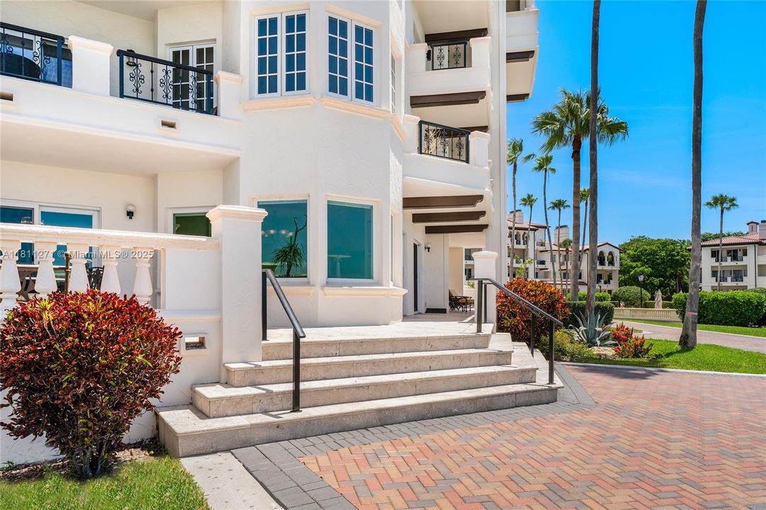 Active With Contract: $5,800,000 (4 beds, 3 baths, 3192 Square Feet)