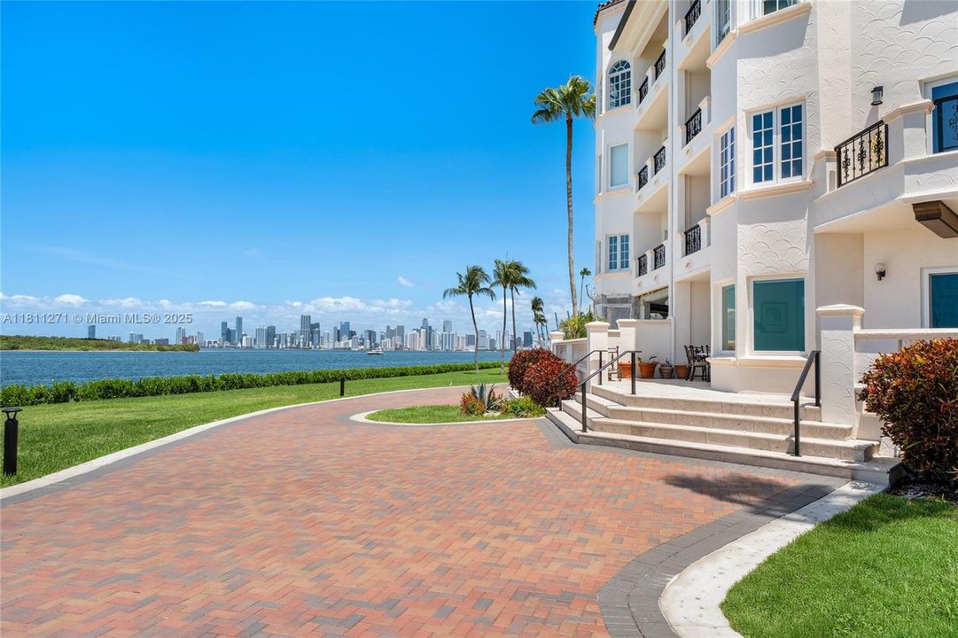 Active With Contract: $5,800,000 (4 beds, 3 baths, 3192 Square Feet)