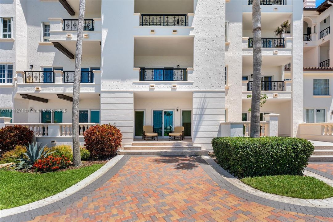 Active With Contract: $5,800,000 (4 beds, 3 baths, 3192 Square Feet)