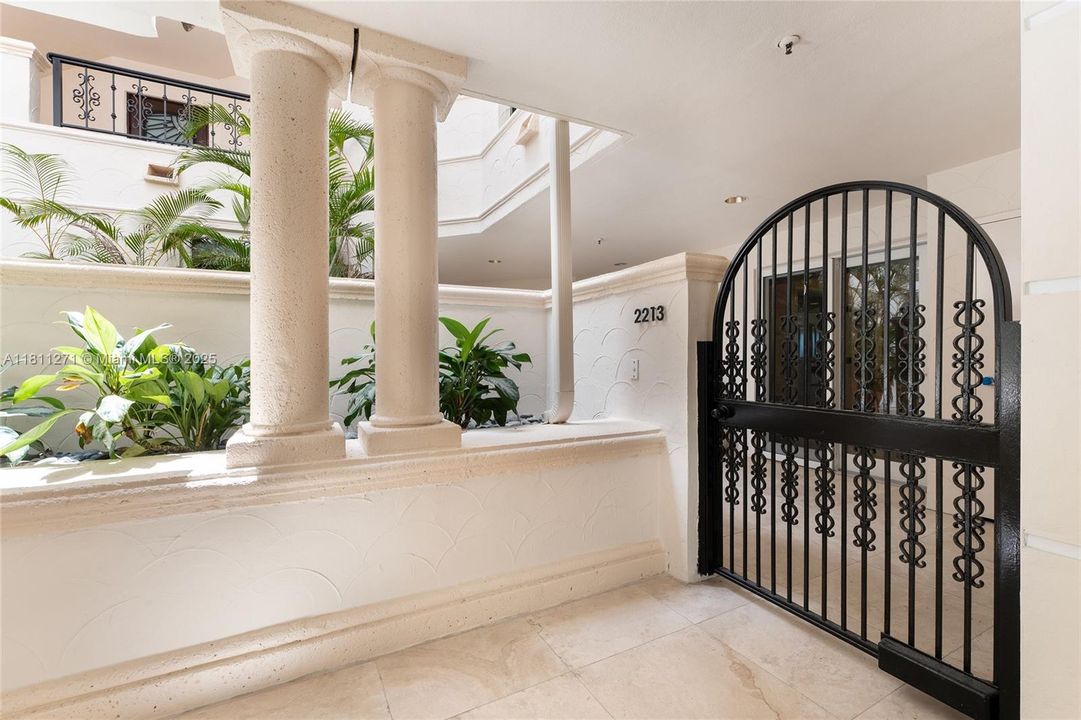 Active With Contract: $5,800,000 (4 beds, 3 baths, 3192 Square Feet)