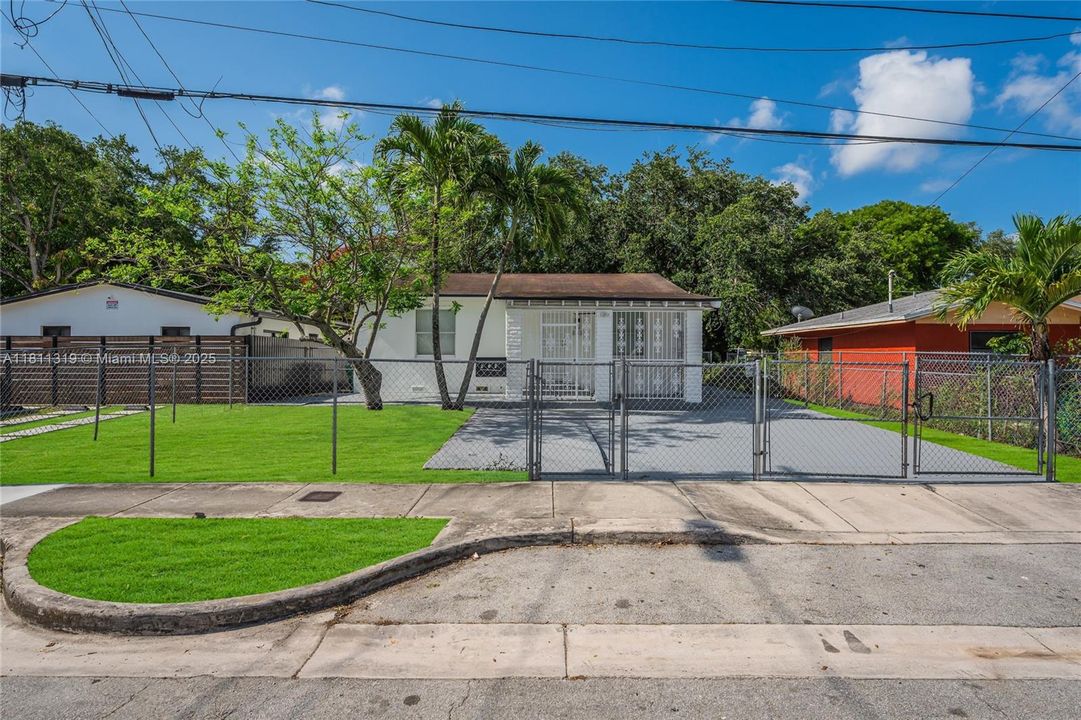 最近售出: $480,000 (3 贝兹, 2 浴室, 1218 平方英尺)