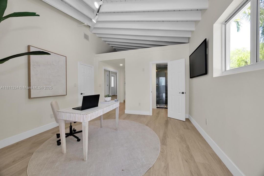 Vendido Recientemente: $1,950,000 (4 camas, 3 baños, 3020 Pies cuadrados)