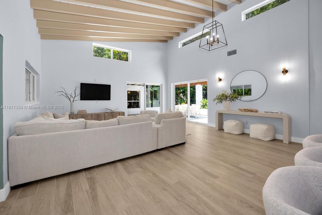 Vendido Recientemente: $1,950,000 (4 camas, 3 baños, 3020 Pies cuadrados)