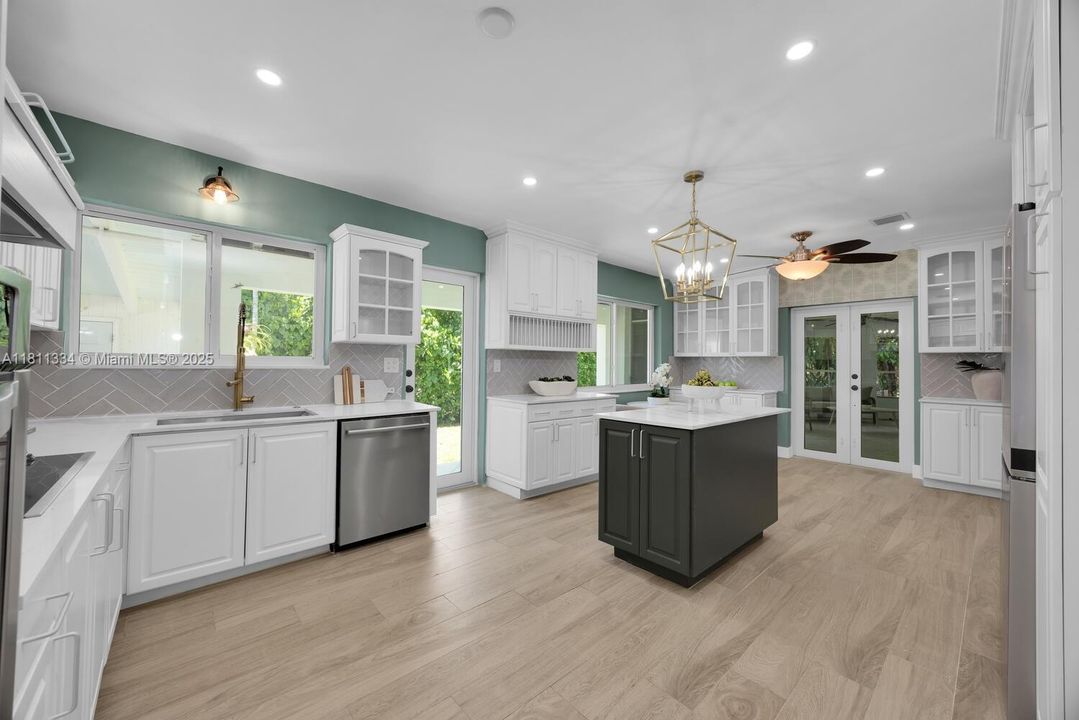 Vendido Recientemente: $1,950,000 (4 camas, 3 baños, 3020 Pies cuadrados)