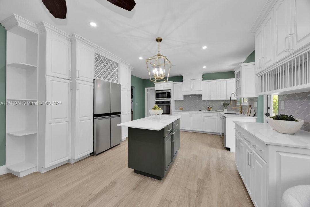 Vendido Recientemente: $1,950,000 (4 camas, 3 baños, 3020 Pies cuadrados)