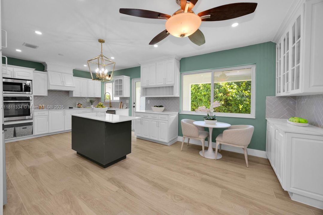 Vendido Recientemente: $1,950,000 (4 camas, 3 baños, 3020 Pies cuadrados)