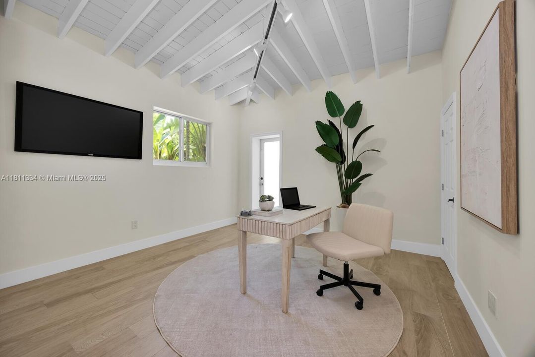 Vendido Recientemente: $1,950,000 (4 camas, 3 baños, 3020 Pies cuadrados)