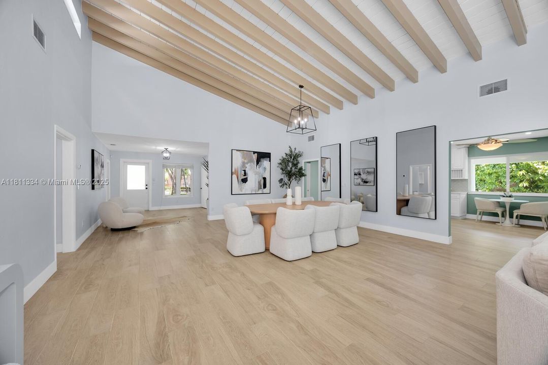 Vendido Recientemente: $1,950,000 (4 camas, 3 baños, 3020 Pies cuadrados)