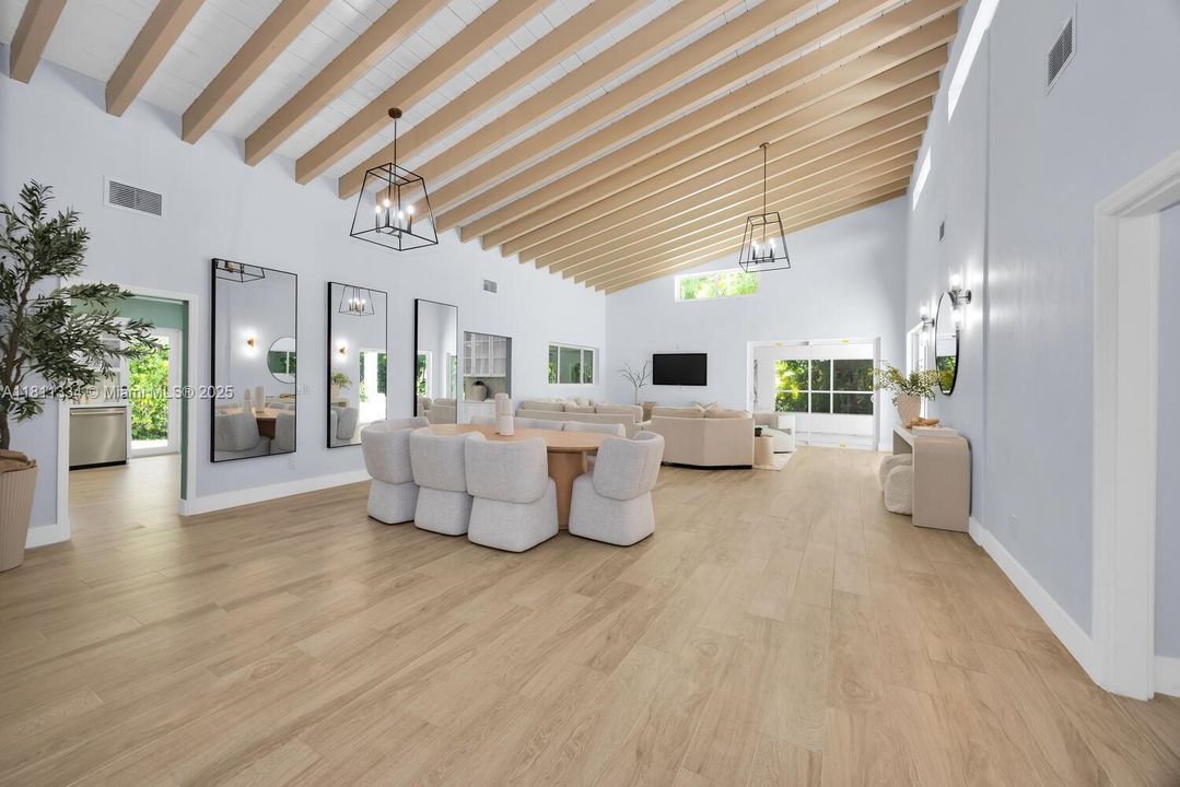 Vendido Recientemente: $1,950,000 (4 camas, 3 baños, 3020 Pies cuadrados)