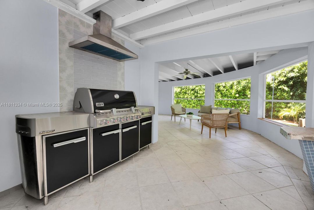 Vendido Recientemente: $1,950,000 (4 camas, 3 baños, 3020 Pies cuadrados)