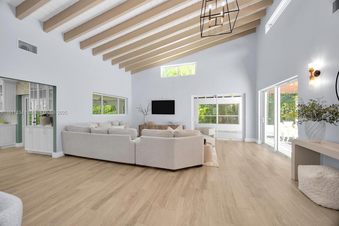 Vendido Recientemente: $1,950,000 (4 camas, 3 baños, 3020 Pies cuadrados)