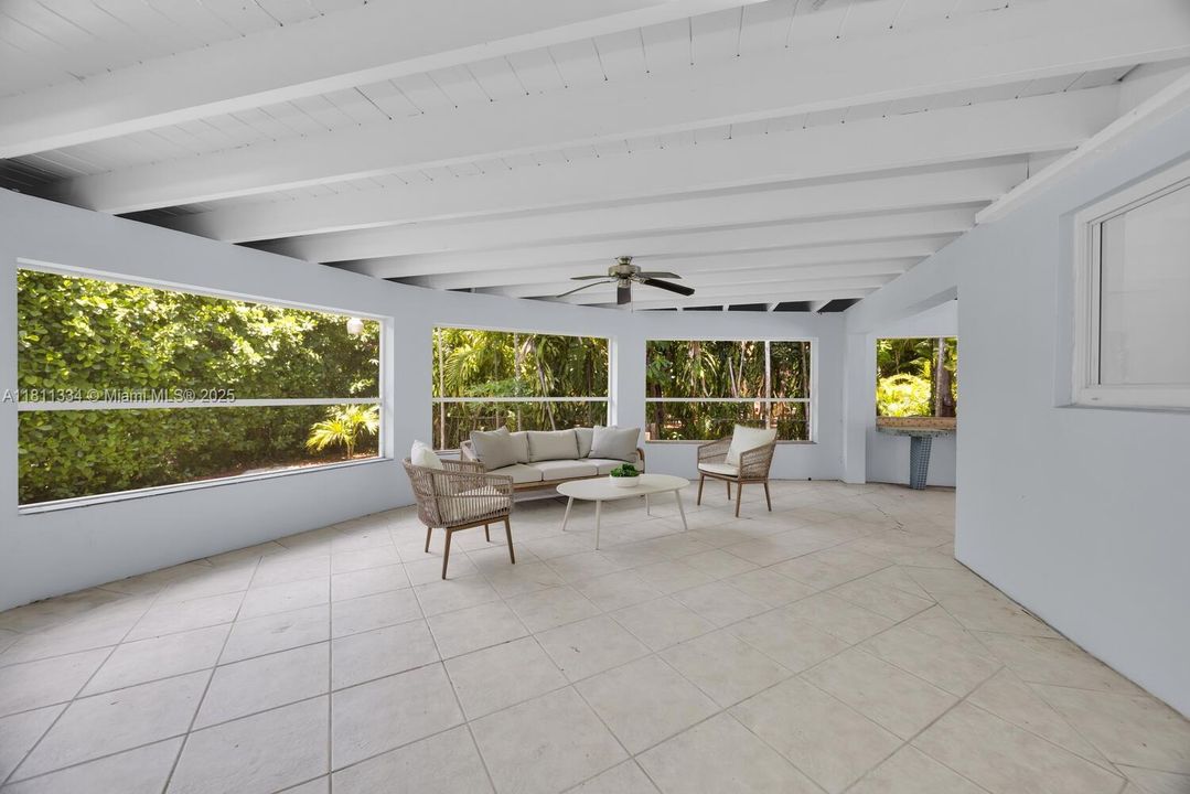 Vendido Recientemente: $1,950,000 (4 camas, 3 baños, 3020 Pies cuadrados)