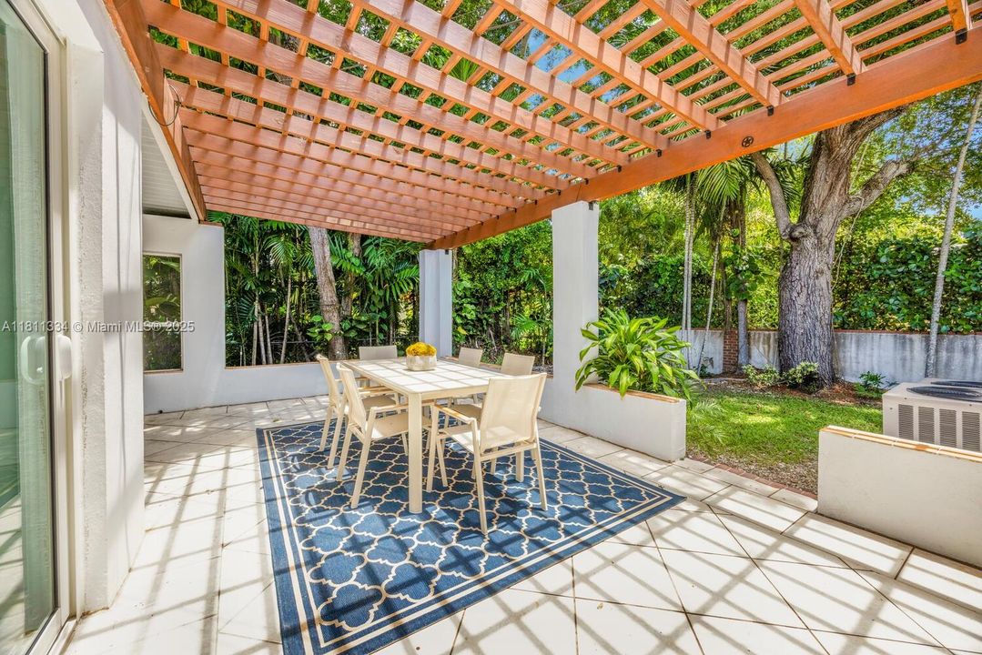 Vendido Recientemente: $1,950,000 (4 camas, 3 baños, 3020 Pies cuadrados)