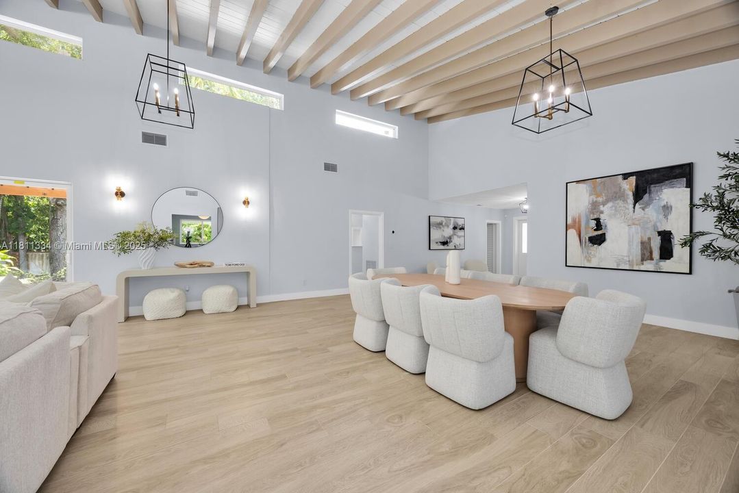 Vendido Recientemente: $1,950,000 (4 camas, 3 baños, 3020 Pies cuadrados)