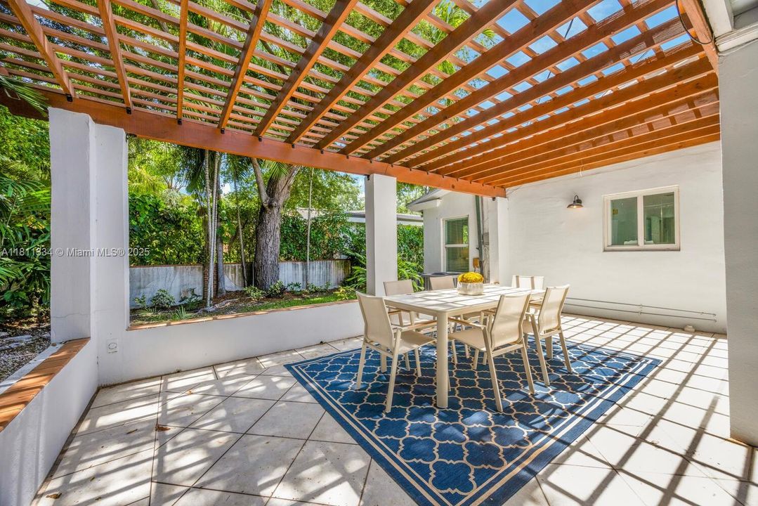 Vendido Recientemente: $1,950,000 (4 camas, 3 baños, 3020 Pies cuadrados)