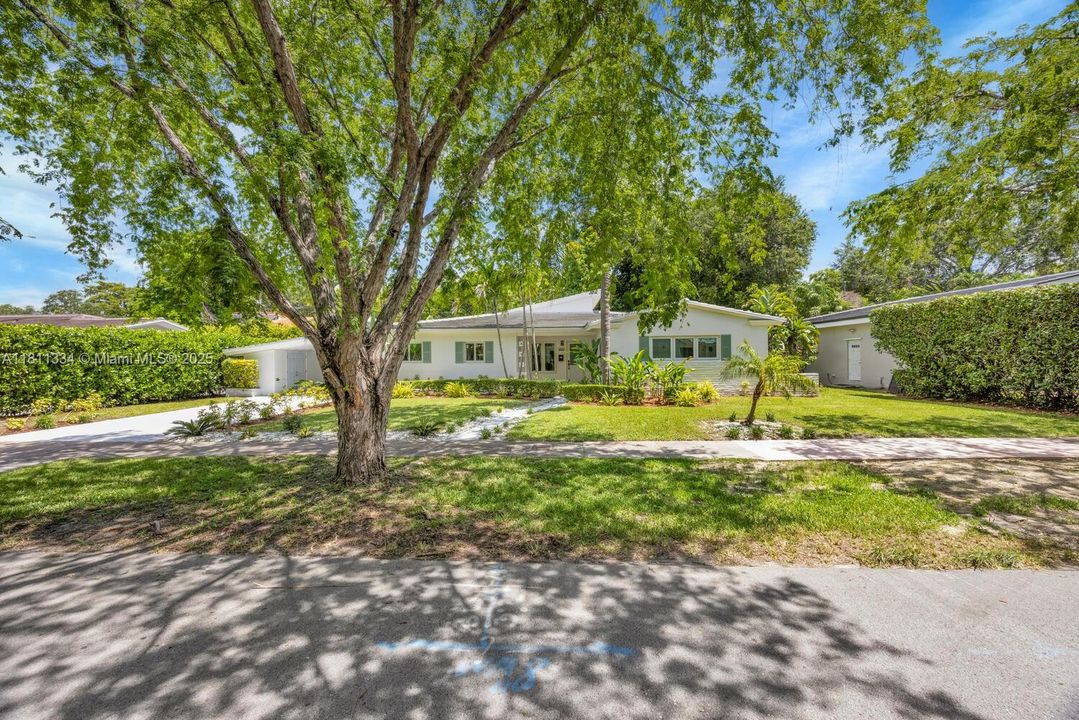 Vendido Recientemente: $1,950,000 (4 camas, 3 baños, 3020 Pies cuadrados)