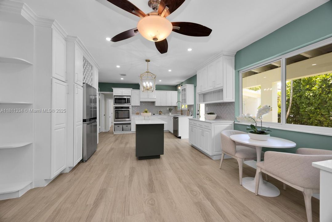 Vendido Recientemente: $1,950,000 (4 camas, 3 baños, 3020 Pies cuadrados)