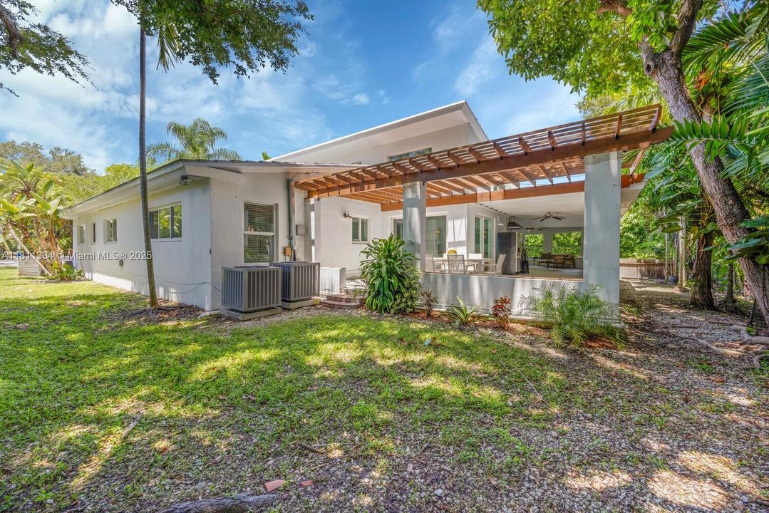 Vendido Recientemente: $1,950,000 (4 camas, 3 baños, 3020 Pies cuadrados)