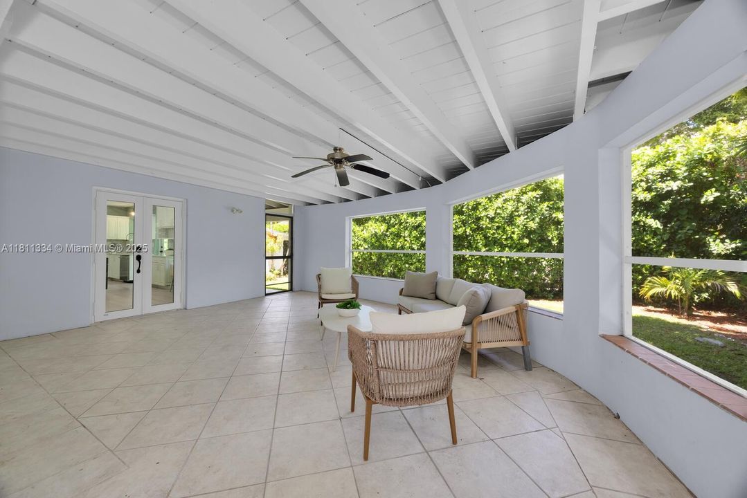 Vendido Recientemente: $1,950,000 (4 camas, 3 baños, 3020 Pies cuadrados)