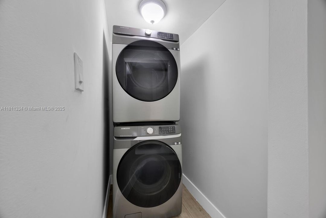 Vendido Recientemente: $1,950,000 (4 camas, 3 baños, 3020 Pies cuadrados)