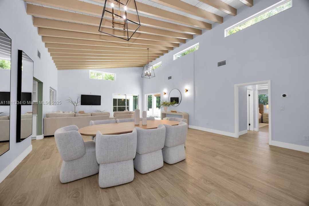 Vendido Recientemente: $1,950,000 (4 camas, 3 baños, 3020 Pies cuadrados)