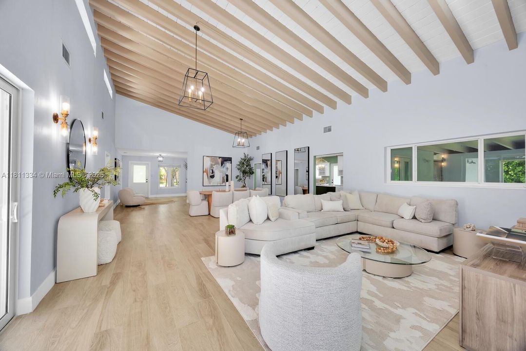 Vendido Recientemente: $1,950,000 (4 camas, 3 baños, 3020 Pies cuadrados)