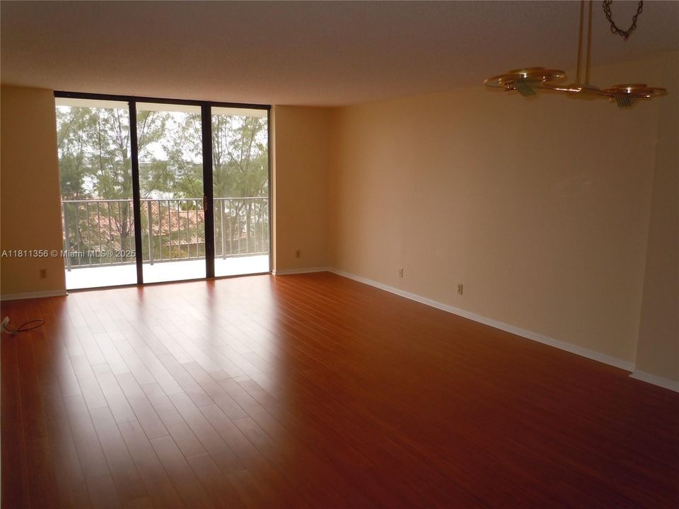 待售: $215,000 (1 贝兹, 1 浴室, 918 平方英尺)