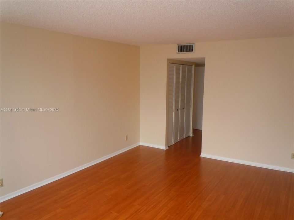 待售: $215,000 (1 贝兹, 1 浴室, 918 平方英尺)