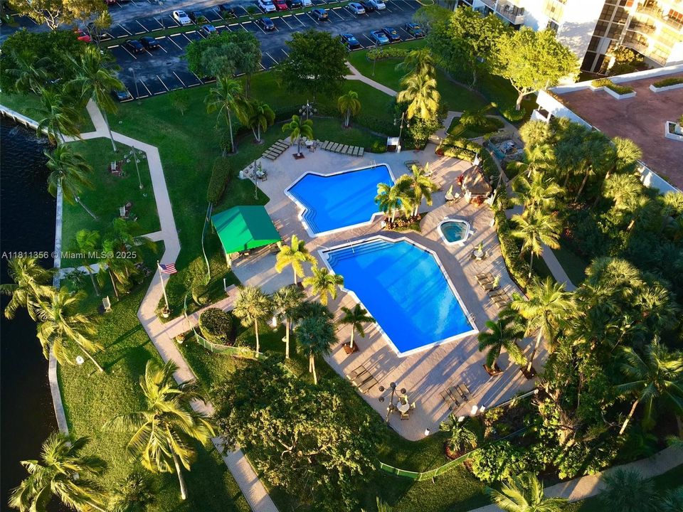 待售: $215,000 (1 贝兹, 1 浴室, 918 平方英尺)