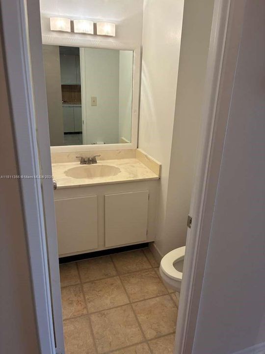 待售: $215,000 (1 贝兹, 1 浴室, 918 平方英尺)