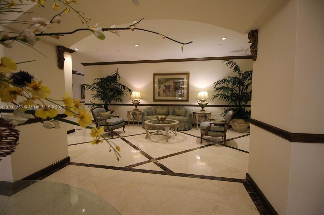 待售: $215,000 (1 贝兹, 1 浴室, 918 平方英尺)