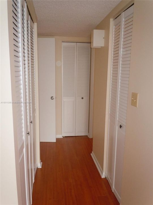 待售: $215,000 (1 贝兹, 1 浴室, 918 平方英尺)