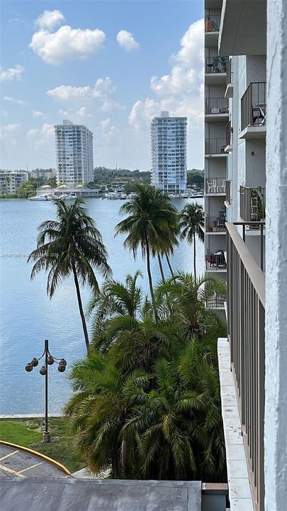 待售: $215,000 (1 贝兹, 1 浴室, 918 平方英尺)