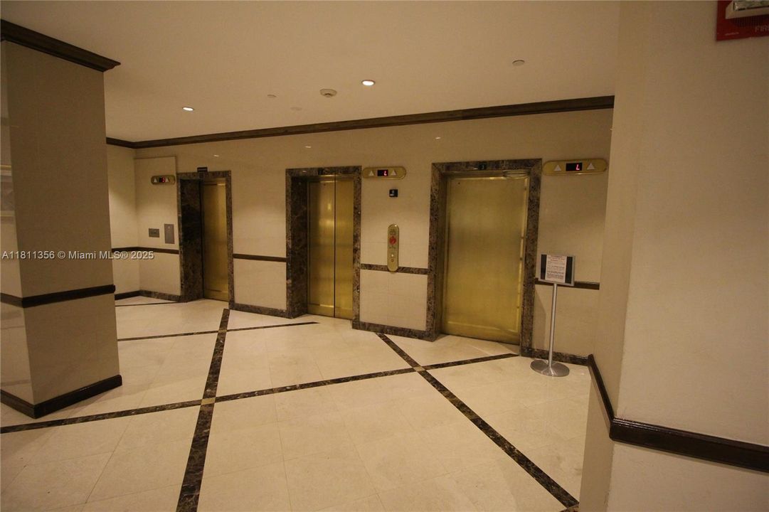 待售: $215,000 (1 贝兹, 1 浴室, 918 平方英尺)